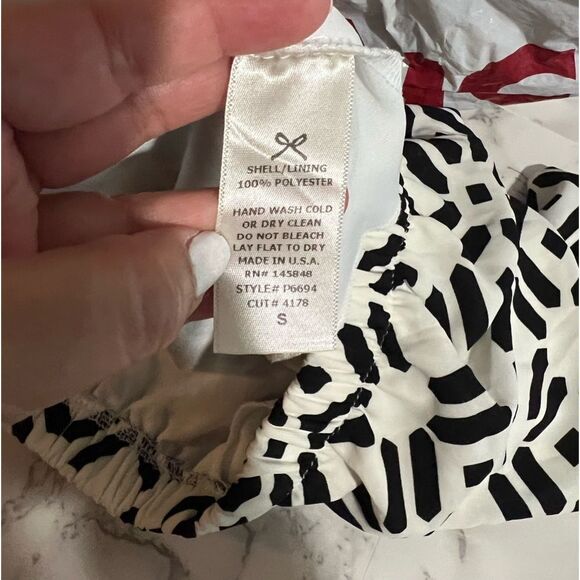 Everly Geometric Black White Elastic Waist Shorts Size S Lined Polyester. - Picture 4 of 5